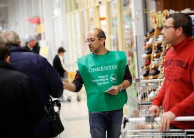 Dr. Szabó Szabolcs adományokat gyűjt a csepeli Tesco előterében