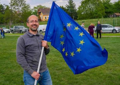 Dr. Szabó Szabolcs EU zászlót tart a soroksári Tündérkertben